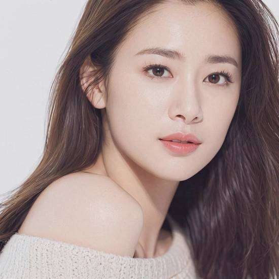 黃皮膚適合什么顏色口紅，黃皮顯白口紅選色指南，提亮膚色必備